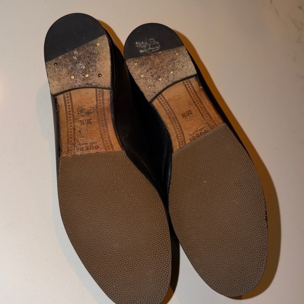 Women's Gucci Jordaan Loafer
Elegant flat loafer with 0.5 heel in size 36.5 - Picture 2 of 5